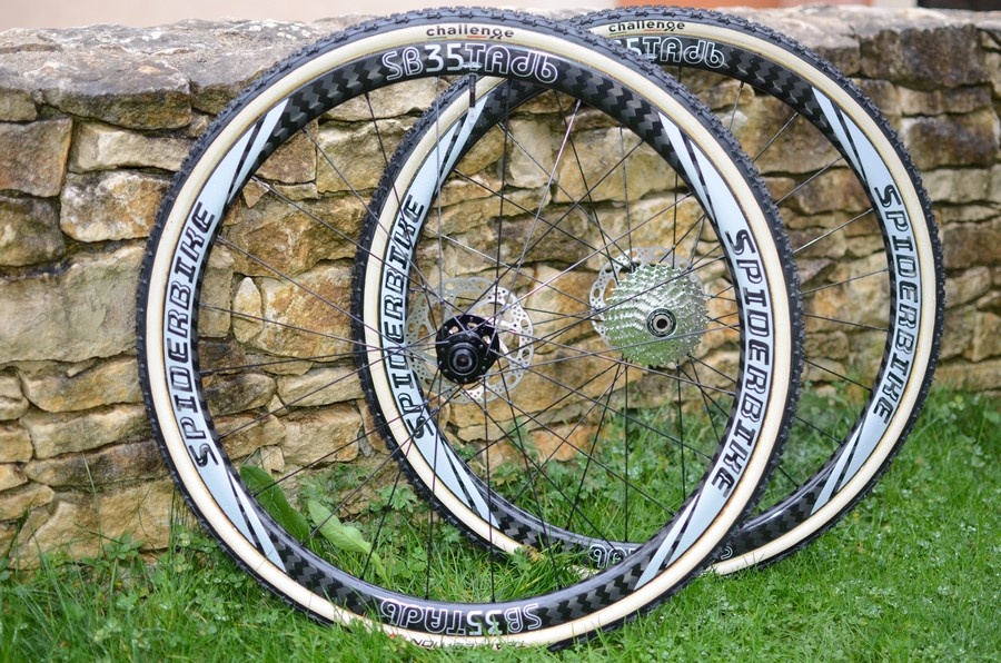 roues artisanales en carbone à boyaux pour le cyclocross